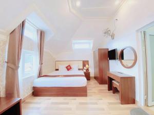 Postel nebo postele na pokoji v ubytování Bình Dương Đà Lạt Hotel
