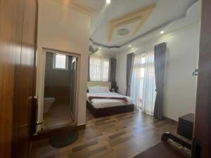 Postel nebo postele na pokoji v ubytování Bình Dương Đà Lạt Hotel