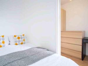 Postel nebo postele na pokoji v ubytování 4 Bed, 3 Bath Apartment in City Centre