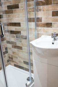 Koupelna v ubytování 4 Bed, 3 Bath Apartment in City Centre