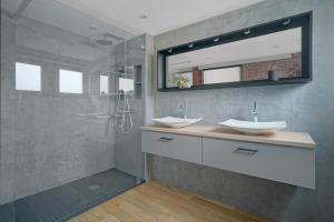 Maison Eliacé في Heure: حمام مع مغسلتين ودش