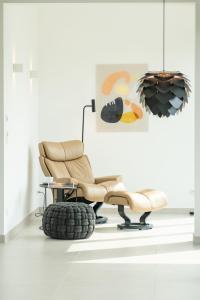 GarzにあるDesignervilla Am Haffの椅子と椅子、タイヤが備わる客室です。