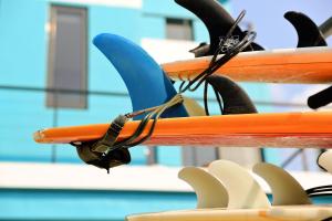 a group of surfboards sitting on a rack at 永勝客棧 in Manzhou