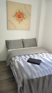 1 cama en una habitación con un cuadro en la pared en Royal Family Apartment, en Chirivella