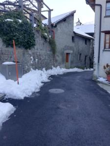 una entrada cubierta de nieve junto a un edificio en Semplice casa en Bellinzona