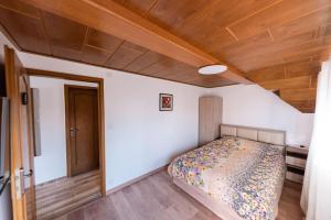 um quarto com uma cama e um tecto de madeira em L'Escapade Citadine em Bischheim