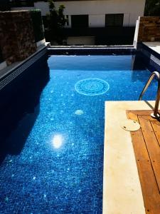 uma piscina com piso em azulejo azul em Casa Aguila Gran Reserva em Ixtapan de la Sal