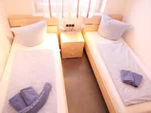 2 łóżka w małym pokoju z fioletowymi poduszkami w obiekcie Strandnah 12 Pers Gruppenhaus K8 w mieście Zierow
