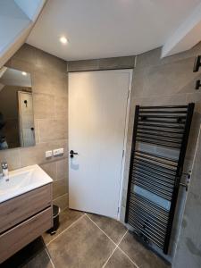 uma casa de banho com uma porta branca e um lavatório em Stadslogies Het Leven em Leeuwarden