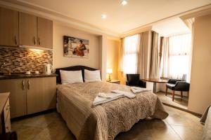 伊斯坦堡的住宿－Sultanahmet Black Pearl Apart Hotel，一间卧室配有一张床,上面有两条毛巾