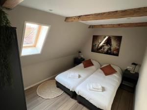 Tempat tidur dalam kamar di Stadslogies Het Leven