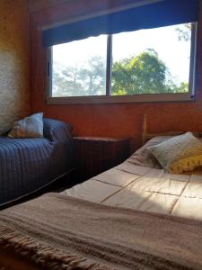 1 dormitorio con cama y ventana en Casa Namasté en Mar del Plata