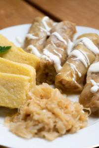 une assiette de beignets et de pain sur une table dans l'établissement Pensiunea Vanatorul, à Băile Tuşnad