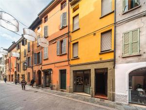 um grupo de edifícios numa rua da cidade em Reggio Center Lovely Apartments em Reggio Emilia