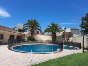 una piscina con una valla alrededor en Apartamento Valencia en Mar del Plata