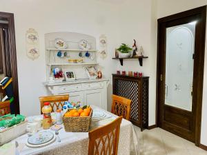 a kitchen with a table with a basket of fruit on it at La Casa di mamma Gianna - Intera villa in Basaluzzo