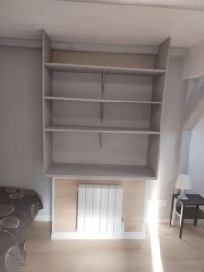 a room with a book shelf in a room at Charmant appartement cosy in Sélestat