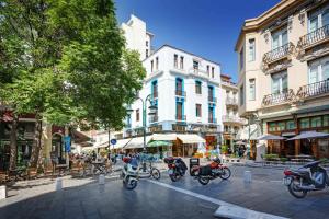 een groep motorfietsen geparkeerd in een stadsstraat bij Colors Ladadika Thessaloniki in Thessaloniki