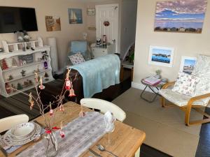 a living room with a table and some chairs at Nannys Nook whitstable kent in Whitstable