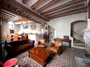 a living room with a couch and a table at LA CASA DE BOULBON in Boulbon