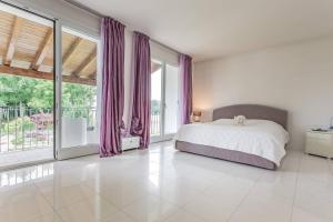 Ένα ή περισσότερα κρεβάτια σε δωμάτιο στο Pool & Garden Villa Lelia