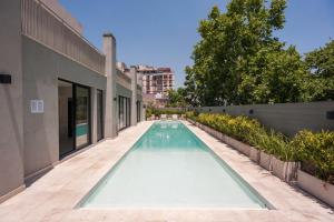 una piscina infinita en el patio trasero de una casa en Viví este Increíble Nuevo Depto en San Telmo -332- en Buenos Aires
