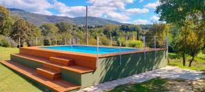 uma piscina em cima de uma casa em Agriturismo Lo Zolfino em Terranuova Bracciolini