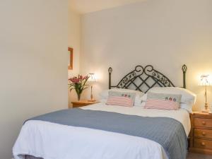 惠特比的住宿－Sunstar Cottage，一间卧室配有一张大床和两个枕头