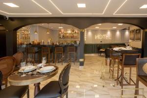 a restaurant with a table and chairs and a bar at HOTEL PIACENTINI in Campo Mourão