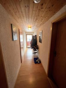 Televisyen dan/atau pusat hiburan di Schöne Unterkunft mit Parkplatz und Bikergarage ohne Küche