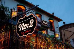 王子岛群No2 Hotel By Şükrü的建筑物的侧面标志