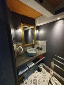 a bathroom with a sink and a mirror at la Villa Mancelle in Le Mans