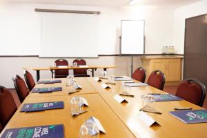 una sala de conferencias con una mesa larga con sillas en Campanile Hotel Wakefield, en Wakefield