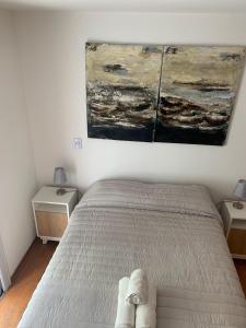 1 dormitorio con 1 cama y una pintura en la pared en Mairea II bis en Córdoba