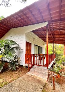 eine Veranda eines Hauses mit einer Holzterrasse in der Unterkunft Blue Banyan Inn in Quepos