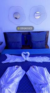 una camera da letto con un letto con due cuori sopra di Cosy jacuzzi a Orange