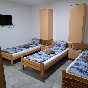 a group of three beds in a room at LIBERO APARTMANI in Surčin