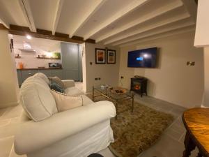 Posezení v ubytování Gower Villa Luxury Cottage, 2 bedroom en-suite with Hot Tub