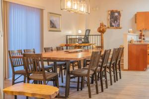 comedor con mesa de madera y sillas en The Northern Driftwood Inn 1 0, en North Pole