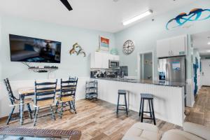A kitchen or kitchenette at Gulfview II 306