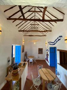 uma sala de estar com uma mesa de madeira e cadeiras em El Principito Hospedaje em Barichara