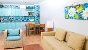 a living room with a couch and a kitchen at Alfagar Alto da Colina in Albufeira