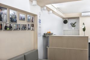 un pasillo con un mostrador de recepción y cuadros en la pared en Basseynaya Apart Hotel, en Kiev