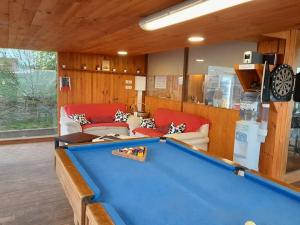 - un salon avec un billard dans l'établissement casa da alegria, à Urgueira