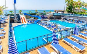 una piscina en un crucero con sillas y un tobogán en Relax Beach Hotel, en Alanya