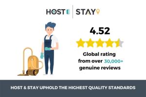 uma mulher com uma mochila e um bilhete para o anfitrião e ficar no mais alto em Host & Stay - The Lobster Holiday Inn em Redcar