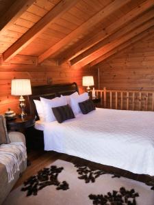מיטה או מיטות בחדר ב-Dryades Suites