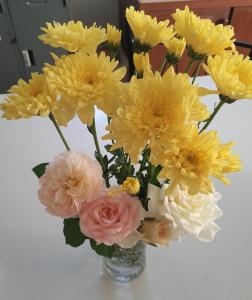 eine Vase voller gelber und rosa Blumen auf einem Tisch in der Unterkunft Maerim​ relax in Mae Rim