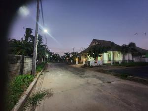 eine leere Straße in der Nacht mit einem Straßenlicht in der Unterkunft Maerim​ relax in Mae Rim