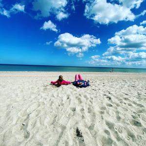 船屋旁或附近的海滩